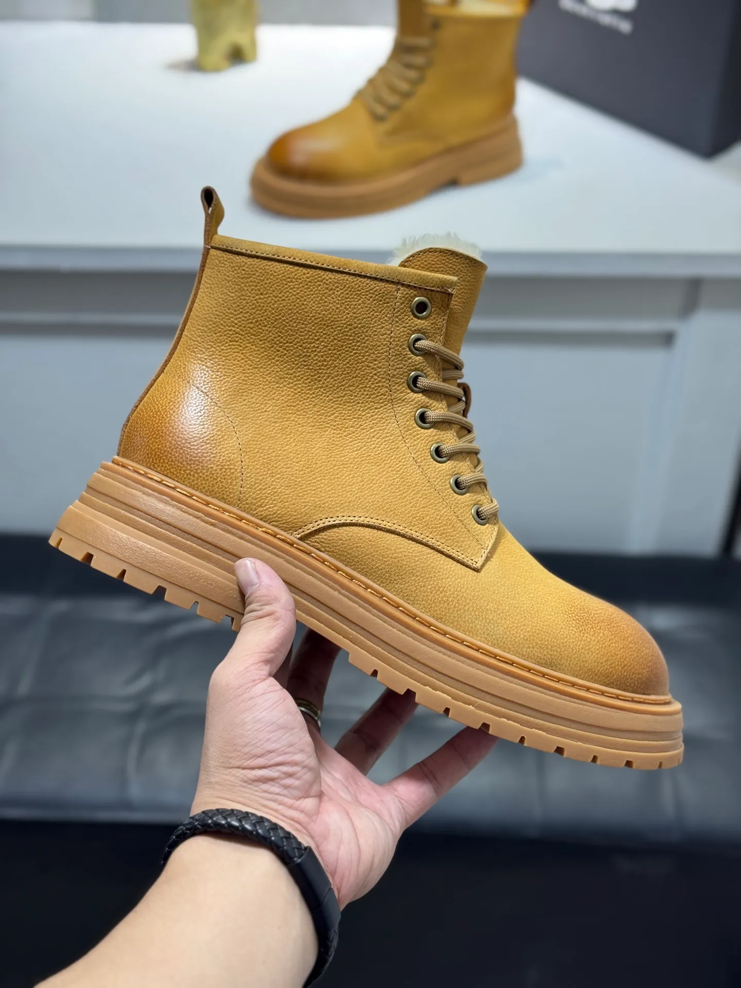 Men's men's shoes 💰660 [New style] 🦥🦥UGG - high-end quality 🔥Australian imported wool 🔥Full fur original single entry and exit counter without pressure, let you feel no replacement 💏The upper is made of first-layer cowhide 'all original Australian wool' Strict men's boots thick wool can be distinguished by the naked eye 💓Real wool keeps warm and does not smell like feet, warms the whole winter ✨Carefully crafted for those who know the goods🔥Size: 38-44 (45 customized
